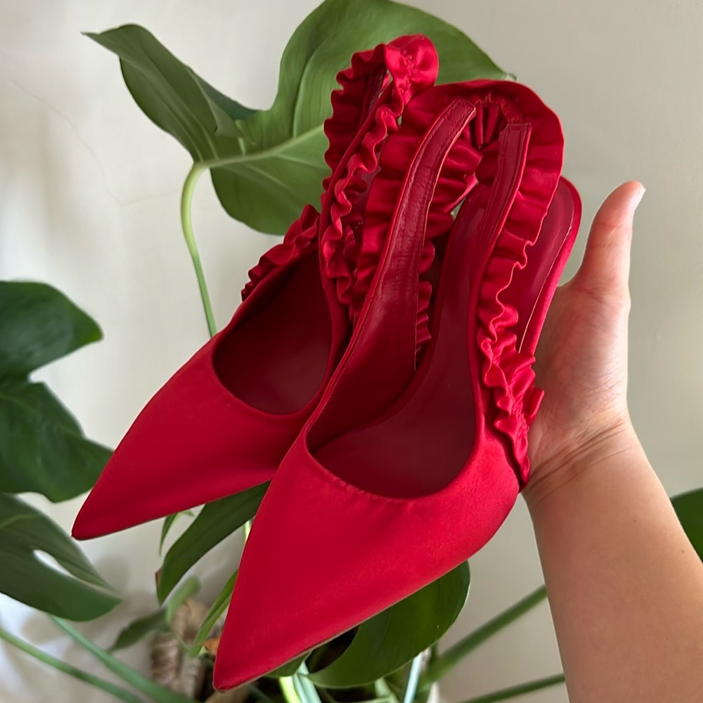 GOOD AMERICAN The Show Off Slingback Pump In Red Satin